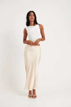 Skirts><noscript><img width=