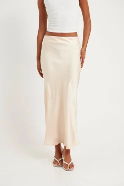 Skirts><noscript><img width=