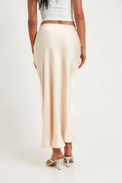 Skirts><noscript><img width=