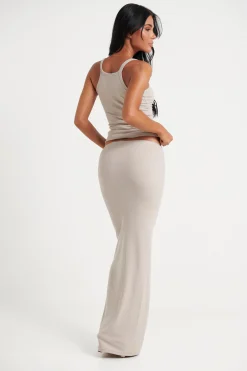Skirts><noscript><img width=